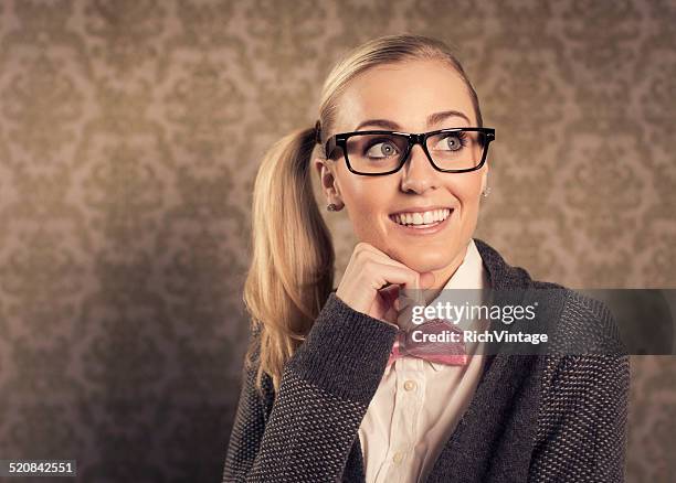 retrato de mujer nerd - irony fotografías e imágenes de stock