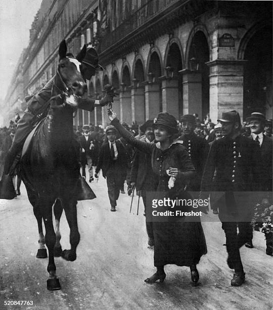 World War I 1914 1918-American intervention in the First World War. The Independence Day in Paris. Rue de Rivoli, a Parisian offers a bouquet of...