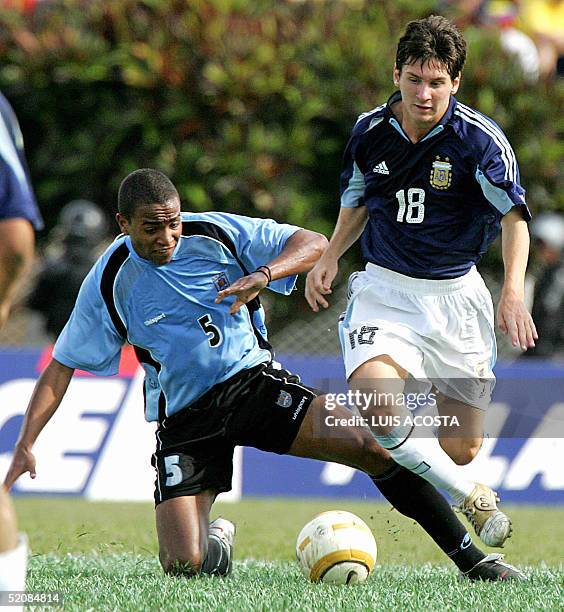 Alvaro Pereira de la seleccion de Uruguay disputa el balon con Lionel Messi de la seleccion de Argentina durante el partido jugado en Pereira, el 30...