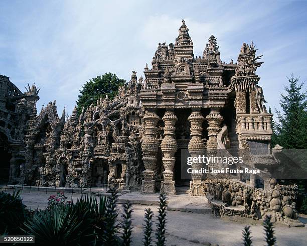 ideal palace, (near romans city), france - deux sèvres fotografías e imágenes de stock