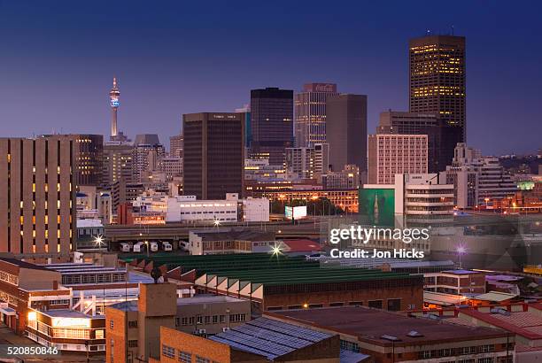 johannesburg skyline at dusk - johannesburg foto e immagini stock