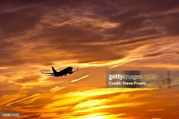 sunset jet - avion fotografías e imágenes de stock