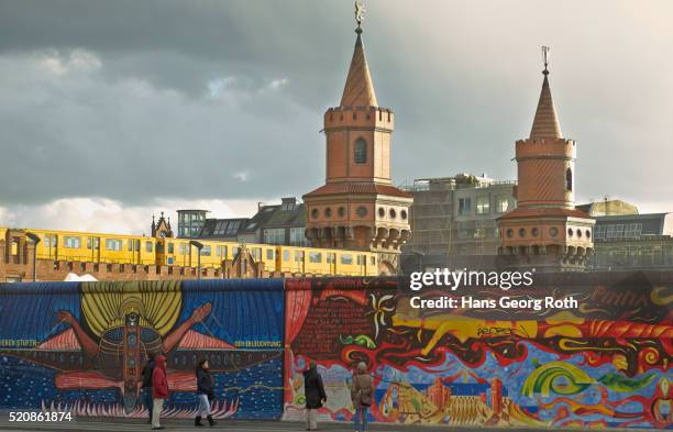 east side gallery (part) and s-bahn station warschauer strasse - berlin wall stockfoto's en -beelden