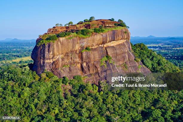 sri lanka, sigiriya lion rock fortress - sigiriya stockfoto's en -beelden