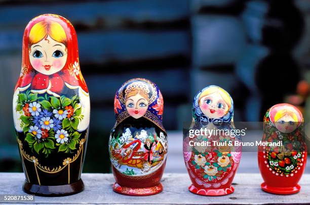 nesting dolls at market in moscow - mamushka fotografías e imágenes de stock
