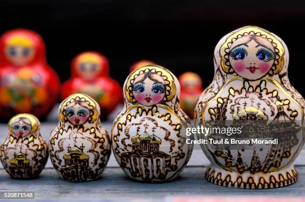 nesting dolls at market in moscow - poupée russes photos et images de collection