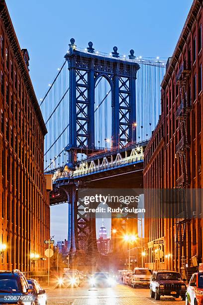 dumbo in brooklyn and manhattan bridge at dusk - brooklyn apartment stock-fotos und bilder