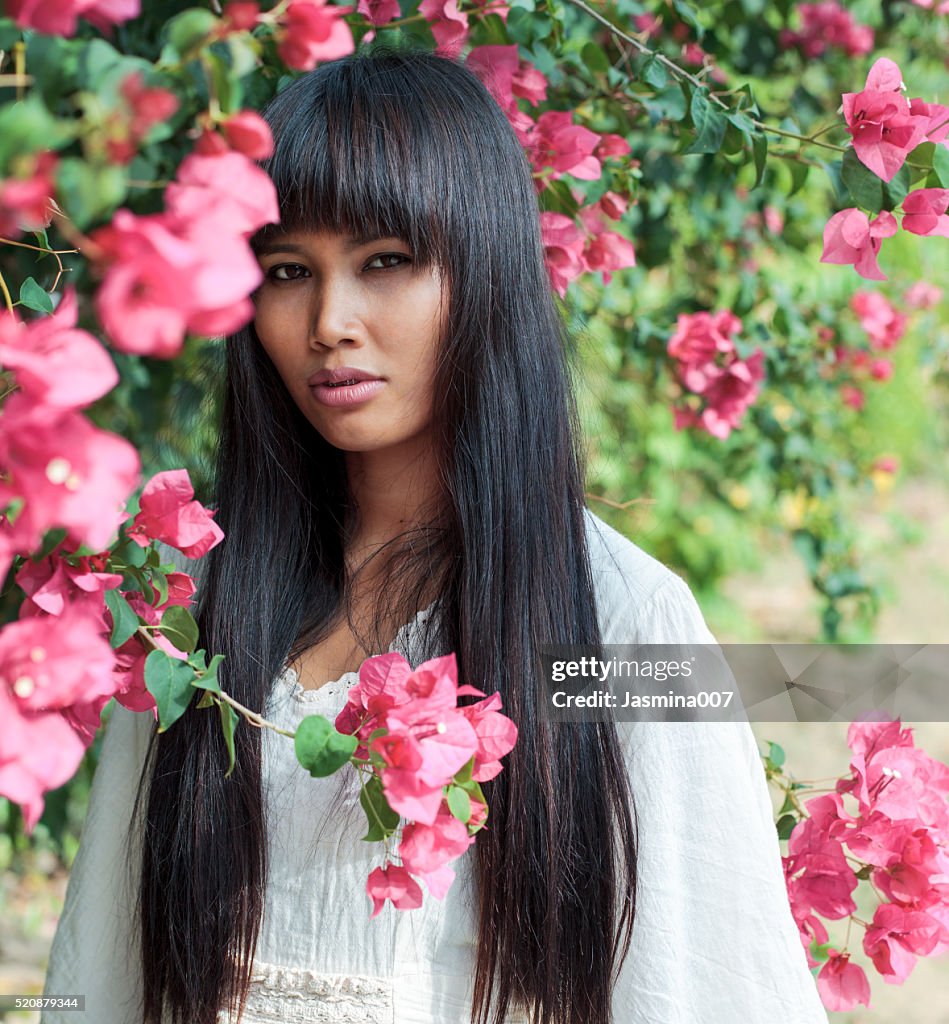 Belle femme asiatique dans une robe longue blanche