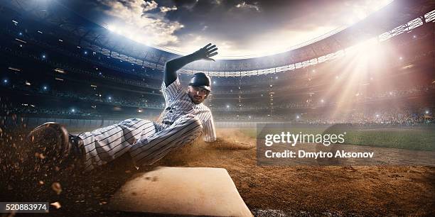 rutschen auf dritte base - baseballfänger stock-fotos und bilder