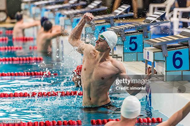 male swimmer in swimming pool - best performance stockfoto's en -beelden