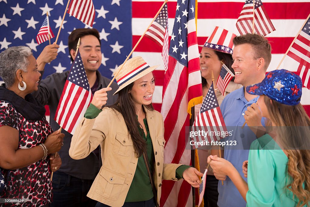 Multi-ethnische Gruppe.  American Personen in Politische Versammlung.  USA Flaggen.  Abstimmung.
