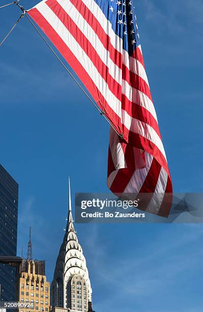 flag and chrysler building - bo zaunders stock pictures, royalty-free photos & images