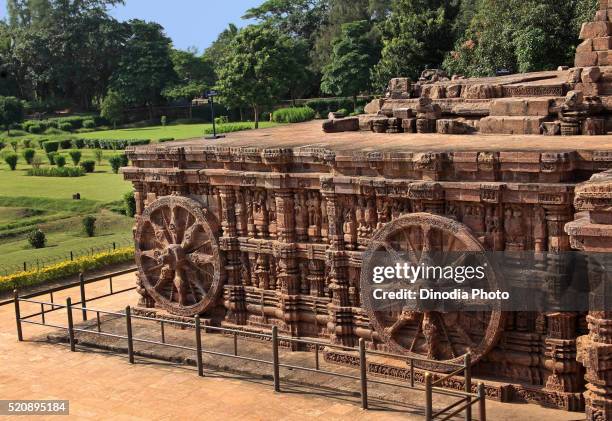 chariot wheel on konark sun temple at orrisa, india - konark wheel stock pictures, royalty-free photos & images