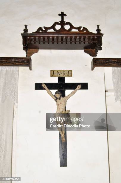 crucifix in braganza pereira house at chandor, goa, india - chandor india stock pictures, royalty-free photos & images