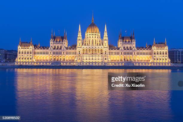night view for parliament building in budapest - sede do parlamento húngaro - fotografias e filmes do acervo
