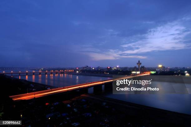 hotel patang on nehru bridge and skyline by night sabarmati river, ahmedabad, gujarat, india - ahmedabad fotografías e imágenes de stock