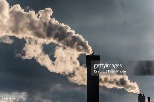 industrial smoke stack - treibhauseffekt stock-fotos und bilder