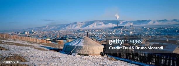 mongolia, ulaan batar suburb, yurt area - ulaanbaatar stockfoto's en -beelden