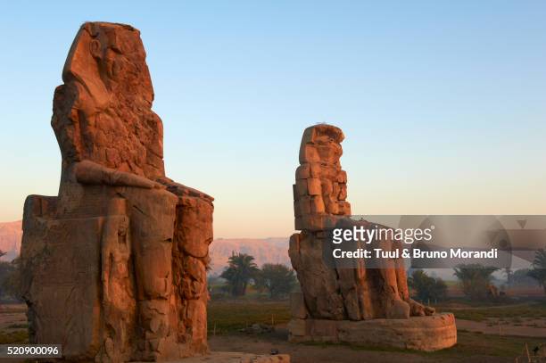 egypt, nile valley, luxor, colossi of memnon - colossi of memnon stock pictures, royalty-free photos & images
