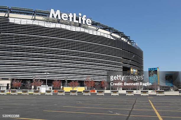 Live announces a Paul McCarthy concert will be held on August 7 at Met Life Stadium on April 13, 2016 in New York City.