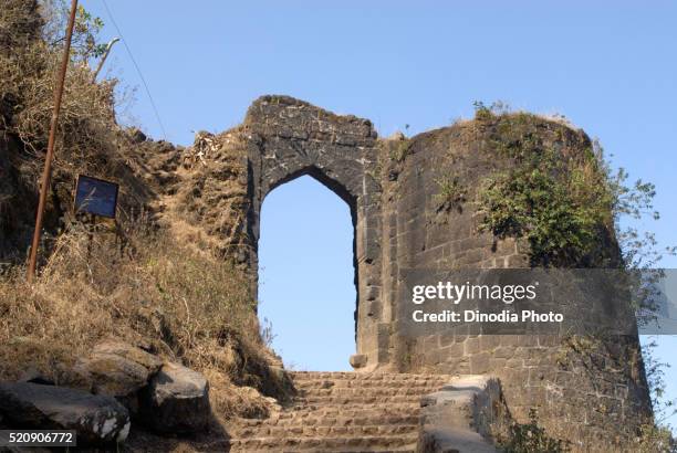 stone steps gate and bastion darwaja sinhagarh sinhagad fort, pune, maharashtra, india - poona stockfoto's en -beelden