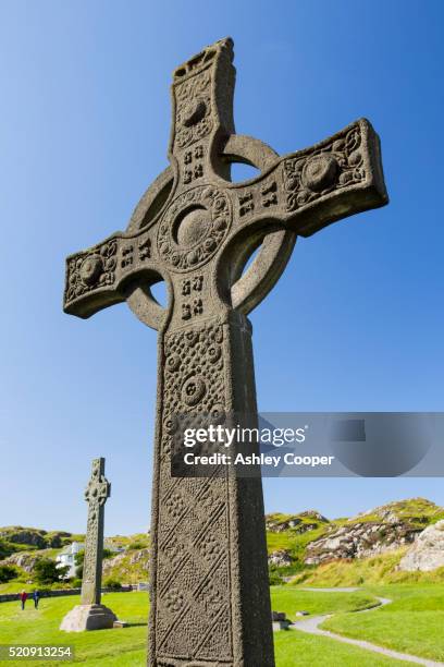 st john's cross in the grounds of iona abbey, iona, off mull, scotland, uk - celtic cross stockfoto's en -beelden