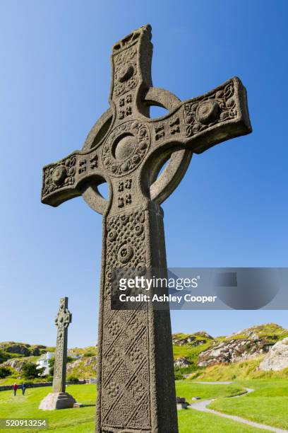 st john's cross in the grounds of iona abbey, iona, off mull, scotland, uk - celtic cross stock pictures, royalty-free photos & images