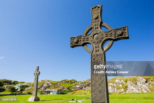 st john's cross in the grounds of iona abbey, iona, off mull, scotland, uk - ケルト十字 ストックフォトと画像