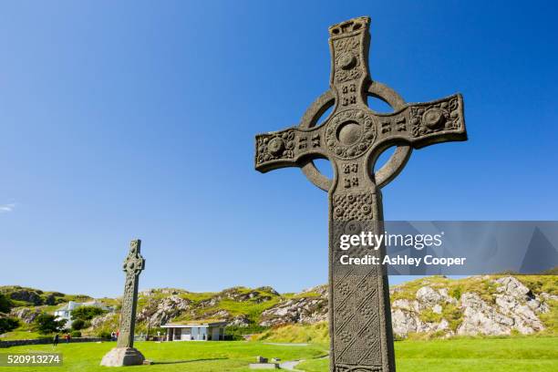 st john's cross in the grounds of iona abbey, iona, off mull, scotland, uk - celtic cross stock pictures, royalty-free photos & images