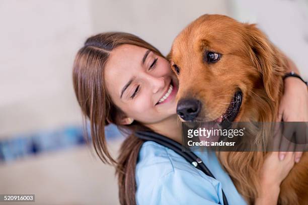 happy tierarzt mit hund - service dog stock-fotos und bilder