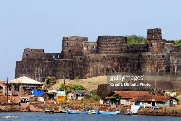 strong bastions and rampart of vijaydurg fort sindhudurga maharashtra - maharashtra stockfoto's en -beelden