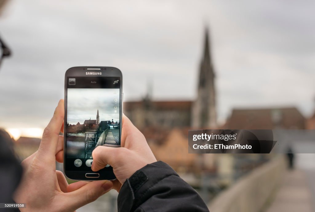 Taking a smartphone picture of Regensburg Cathedral