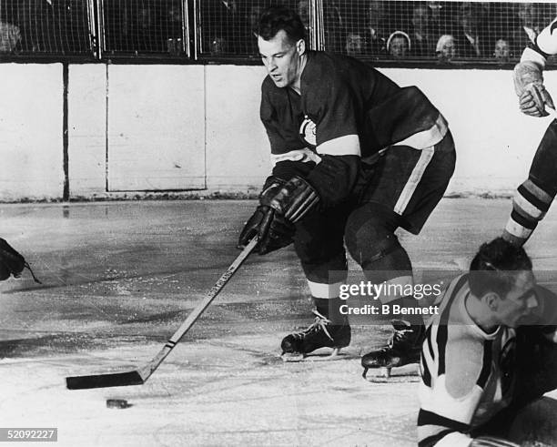 Gordie Howe of the Detroit Red Wings lines up the puck during a game against the Boston Bruins circa 1951 at Olympia Stadium in Detroit, Michigan.