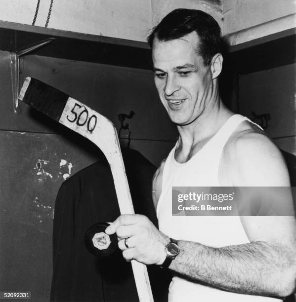 Red Wings Gordon Howe Photos and Premium High Res Pictures - Getty Images