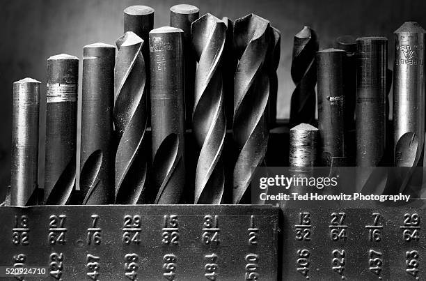 drill bits, black and white still life. - herramienta eléctrica fotografías e imágenes de stock