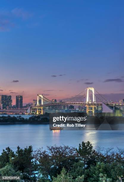 twilight rainbow bridge - 東京湾 ストックフォトと画像