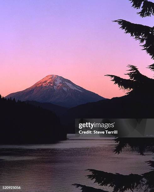 mount st. helens 1979 (before eruption) - mount st helens stock-fotos und bilder