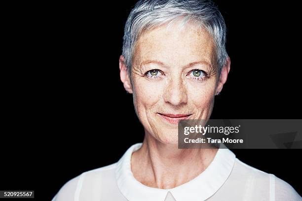 potrait of older woman - frau schwarzer hintergrund stock-fotos und bilder