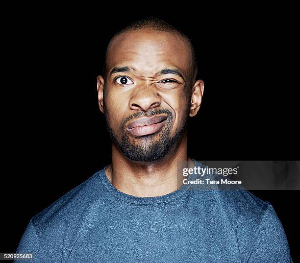 man looking confused - black background portrait stockfoto's en -beelden