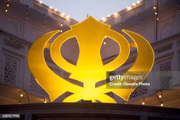 symbol monogram of the sikh religion, swarn mandir golden temple, amritsar, punjab, india - sikhismus stock-fotos und bilder