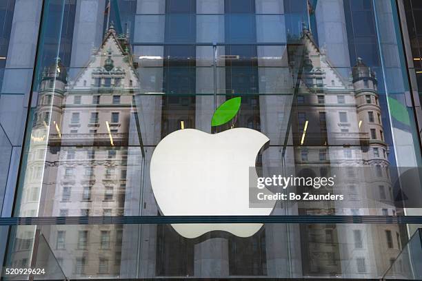apple logo and the plaza hotel - apple incorporated photos et images de collection