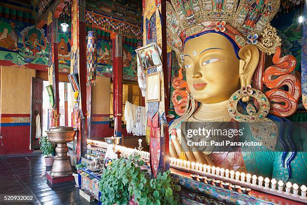 statue of maitreya buddha, maitreya temple, thiksey gompa, ladakh, india - gompa stockfoto's en -beelden