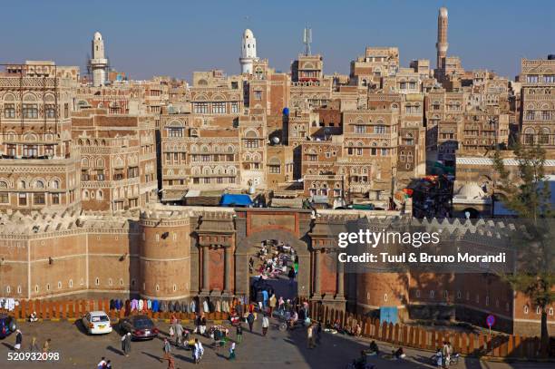 bab el yemen door in sanaa, yemen - sana stock-fotos und bilder