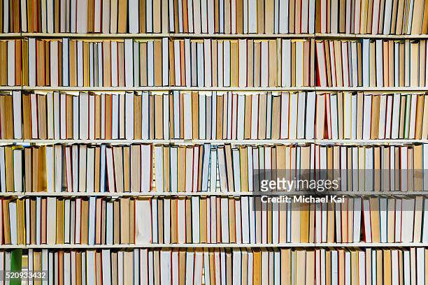 books in bookshelf - boek stockfoto's en -beelden