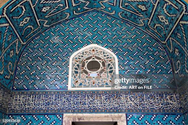 wall and ceiling mosaic tile work at topkapi palace - moschea blu istanbul foto e immagini stock