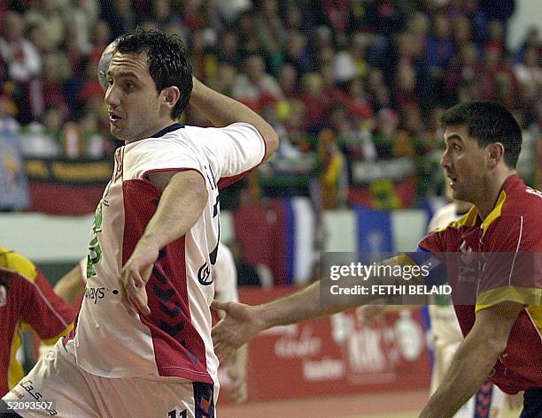 Serbian Alem Toskic shoots to score in front of Spanish team captain Mateo Garralda during their second round match of the World Handball...