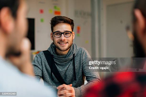 若い男性にインタ�ビューしました。 - job interview ストックフォトと画像