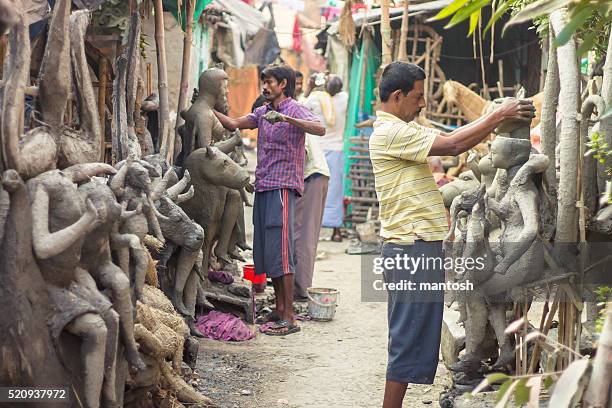 decisiones de durga ídolos - west bengal artists making idols for durga puja fotografías e imágenes de stock