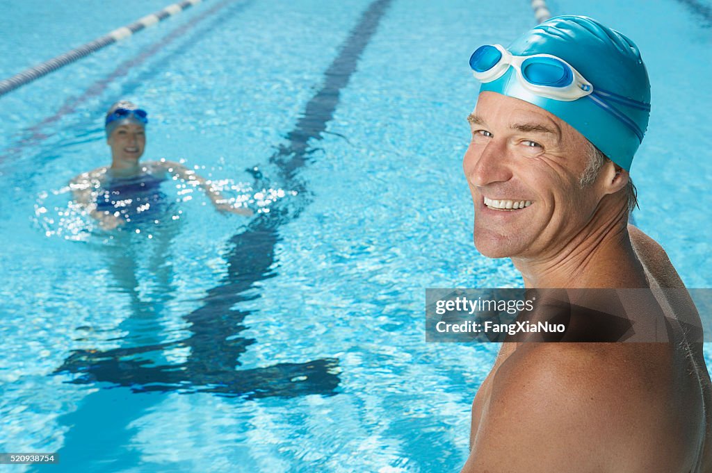 Paar im Swimmingpool