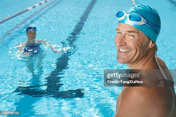 couple swimming - buitenbad stockfoto's en -beelden